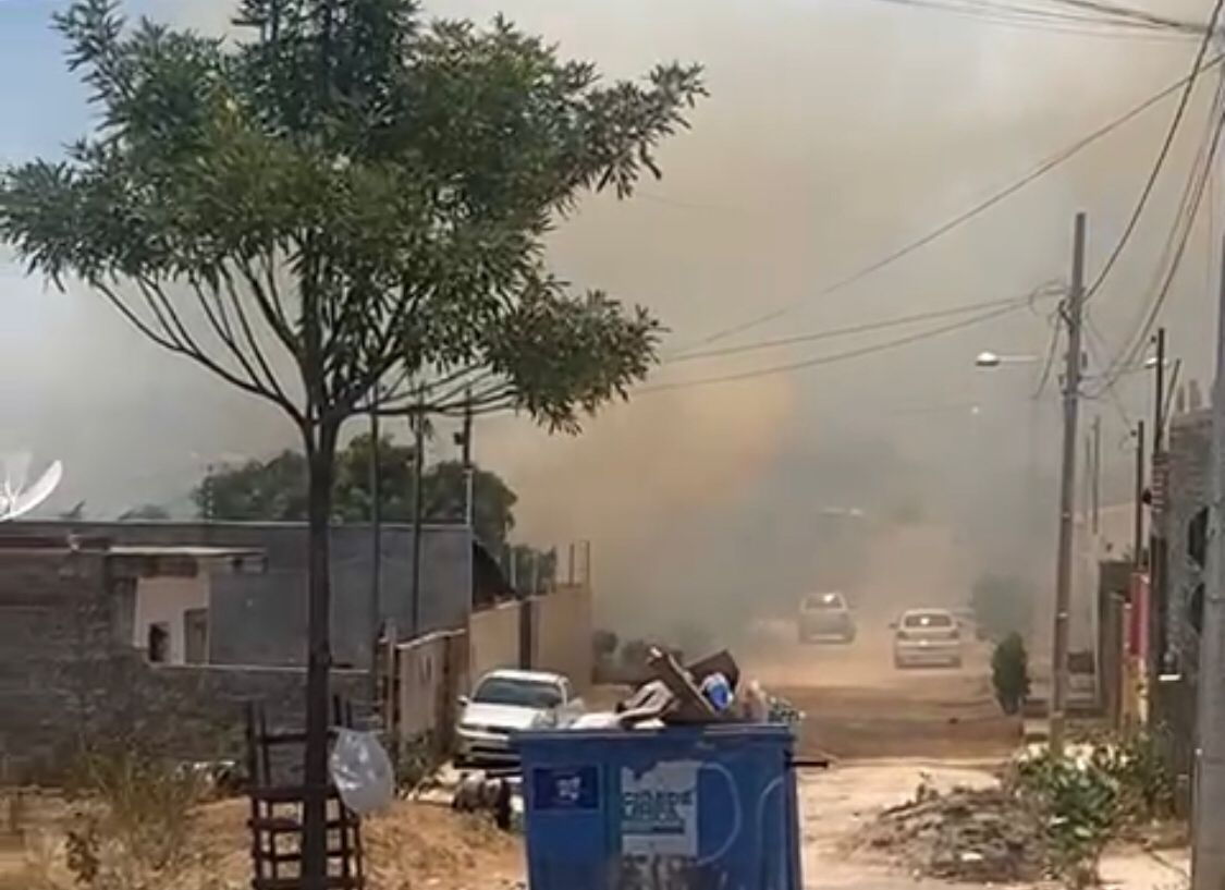 Morador do residencial Itatiunga, em Patos, denuncia incêndios criminosos que vêm prejudicando a comunidade; veja vídeo