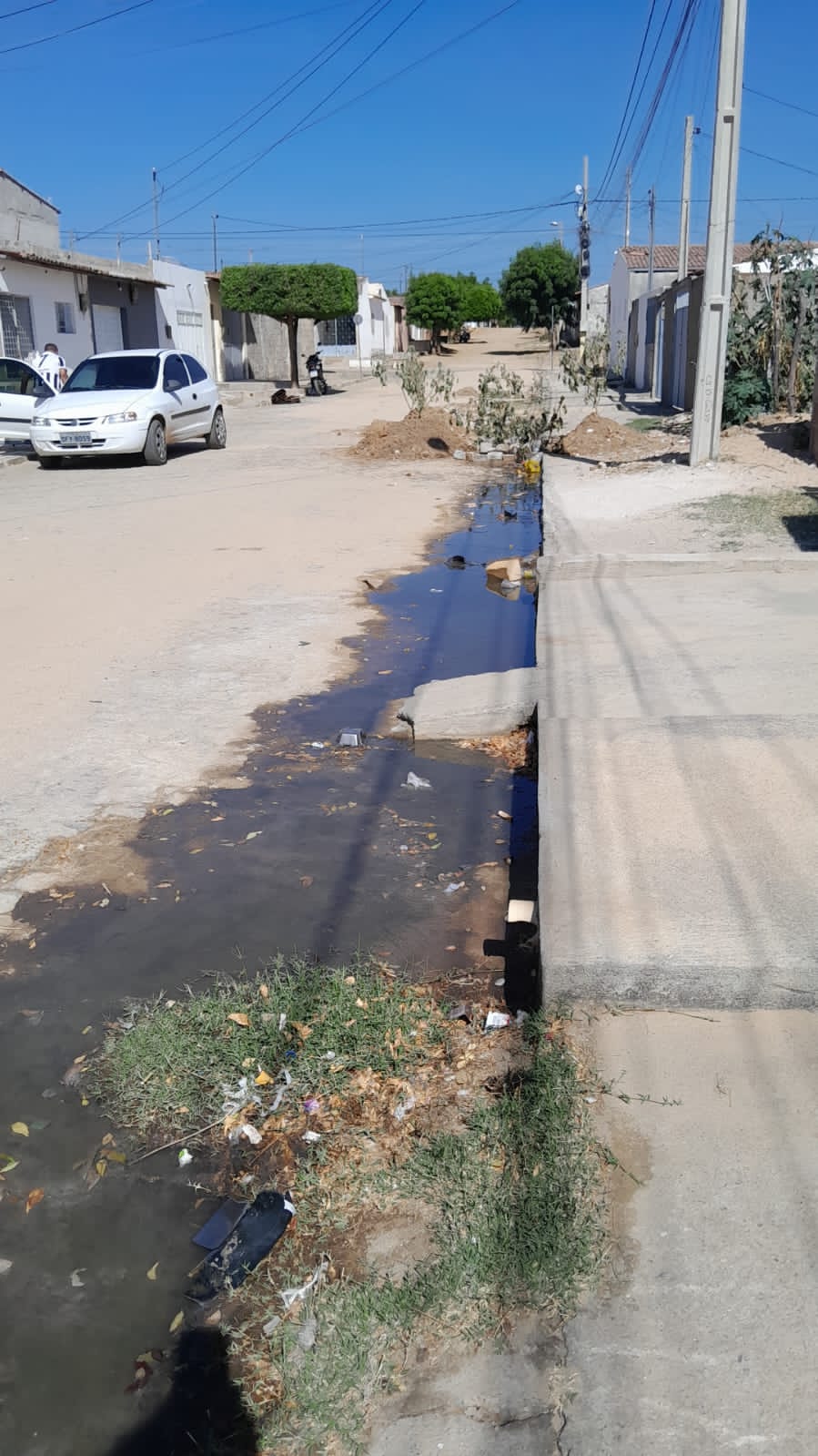 Moradora do bairro Santa Clara, em Patos, denuncia galerias estouradas e cobra providências da prefeitura; gestão diz que cobrará agilidade na demanda