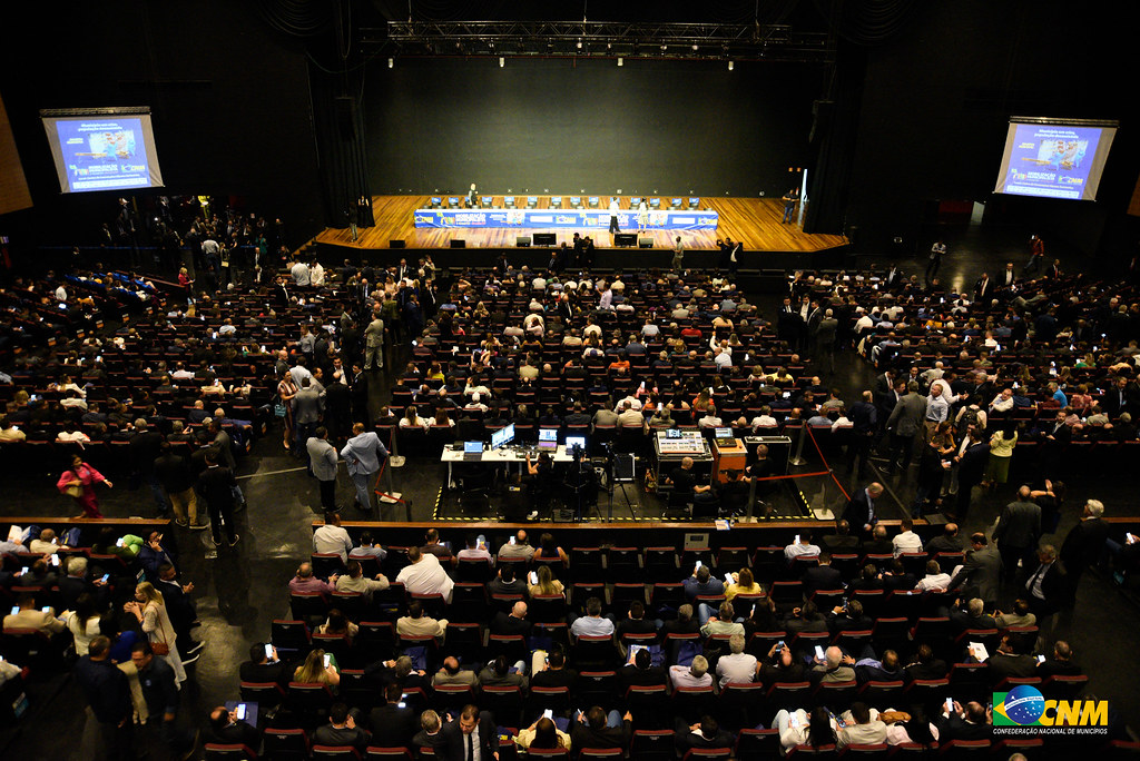 Cerca de 3 mil prefeitos se reúnem em busca de soluções para a crise nos Municípios, após quedas constantes no FPM