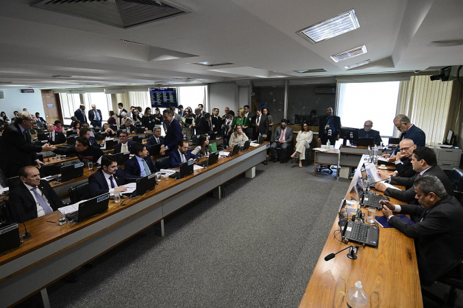 Congresso avança sobre STF e CCJ do Senado aprova PEC para limitar decisões monocráticas de ministros