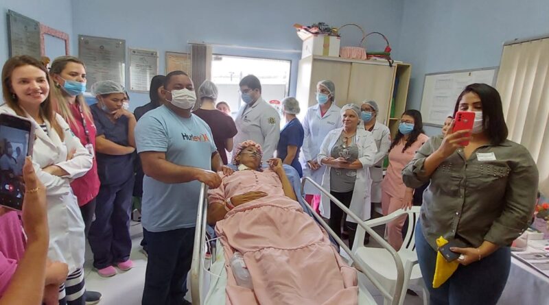 Emocionante: Internada no Hospital Edson Ramalho em cuidados paliativos, paciente realiza sonho de se casar após 17 anos de união