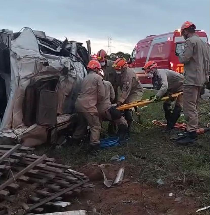 Homem morre e adolescente fica ferido em acidente com caminhão na BR-101, na Paraíba