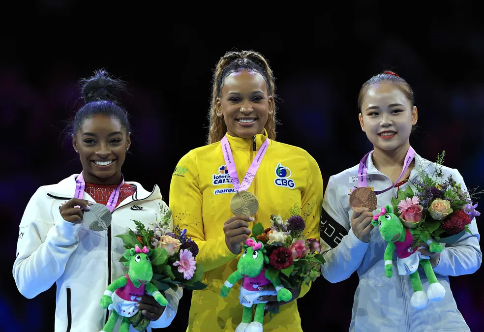 Rebeca Andrade é bicampeã mundial do salto em cima de Simone Biles