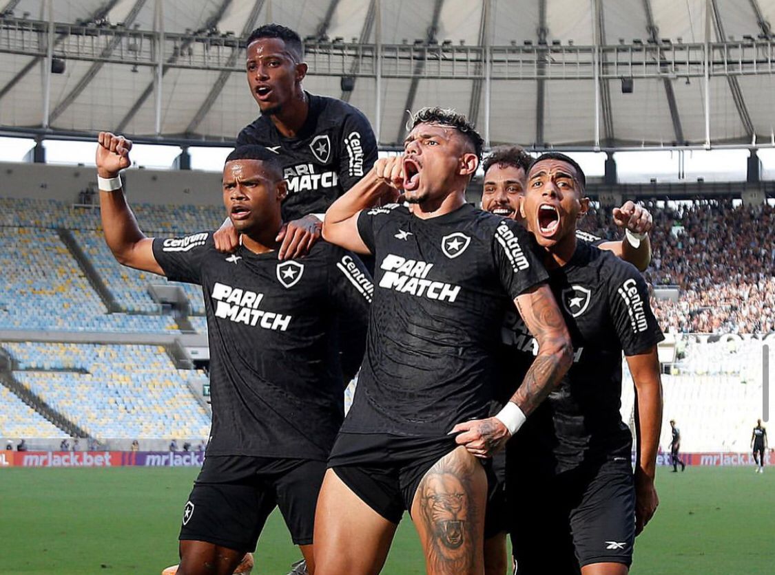 Tiquinho anota pintura, Botafogo bate Fluminense no clássico, dá fim a jejum e pode ampliar vantagem na ponta do Brasileirão