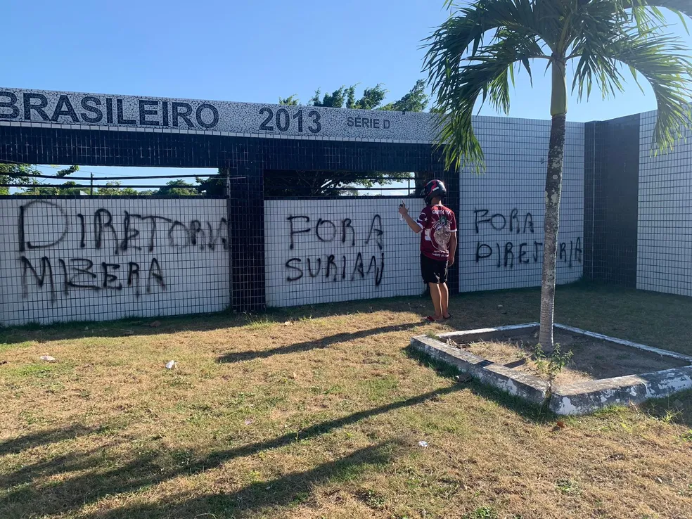 CT do Botafogo-PB é pichado com frases contra a diretoria e o técnico Felipe Surian