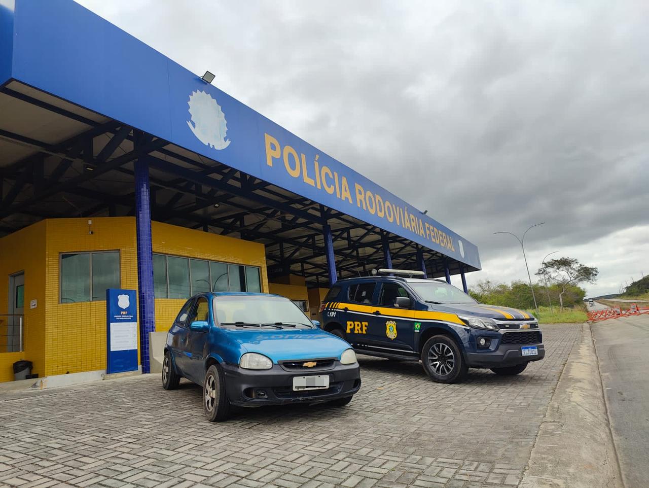 Cinco pessoas são detidas e dois veículos são recuperados pela PRF na Paraíba, um deles na região de Patos