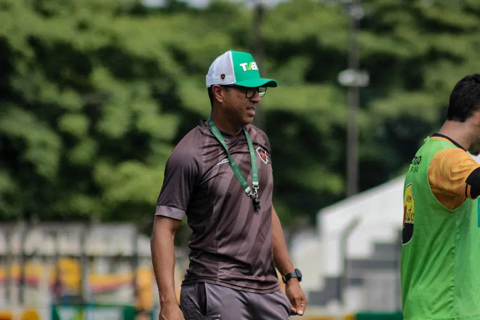Botafogo-PB confirma saída do técnico Felipe Surian