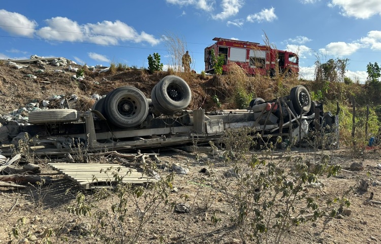 Caminhão carregado de argamassa que seguia para Sousa, capota em rodovia de Pombal e motorista morre no local