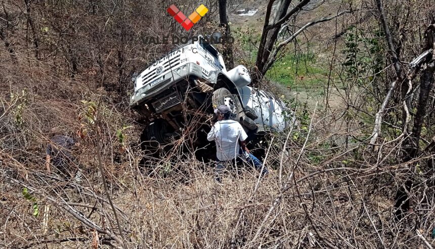 Caminhão betoneira carregado de concreto tomba na PB-400, em Conceição