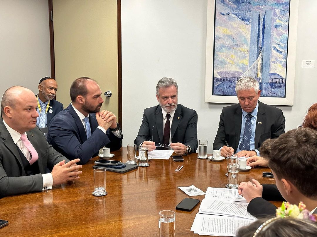 Deputados recebem embaixador de Israel em ato de solidariedade após ataques. Ele expõe crueldade dos terroristas e parlamentar paraibano comenta 