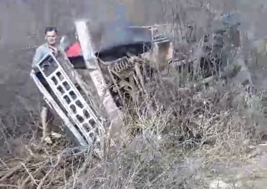 Susto: Motorista sai ileso após acidente envolvendo caminhonete na BR-361, entre Santa Terezinha-PB e Patos, na tarde desta quarta-feira (11); veja vídeo