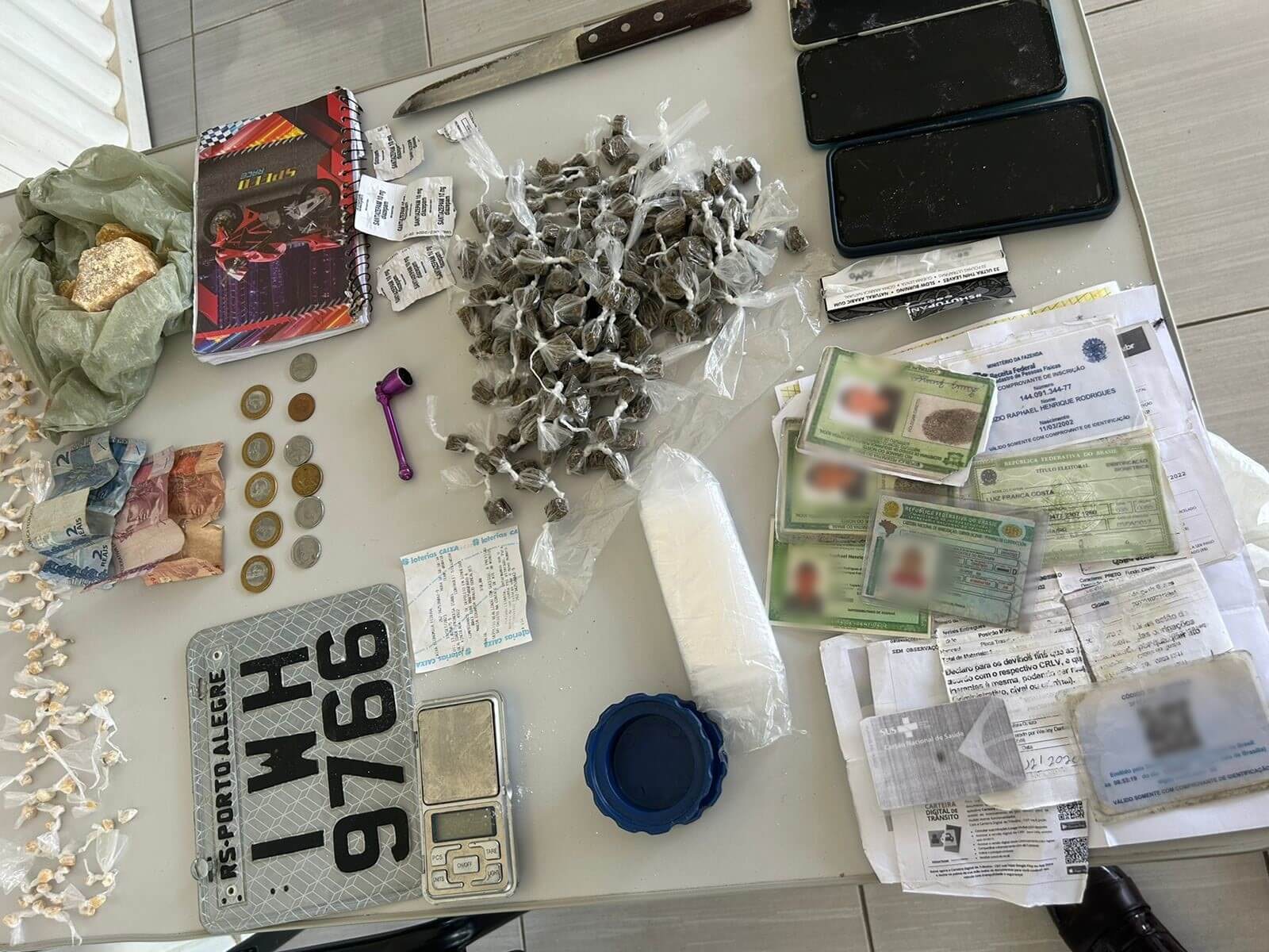 Ações em Princesa Isabel: PM realiza apreensão de drogas, motocicleta roubada e prende quatro indivíduos; mandados de prisão por estupro e pensão foram cumpridos