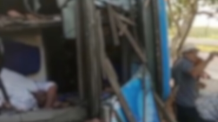 Ônibus de Romeiros do Padre Cícero com 50 ocupantes capota, deixando motorista morto e vários feridos na PB