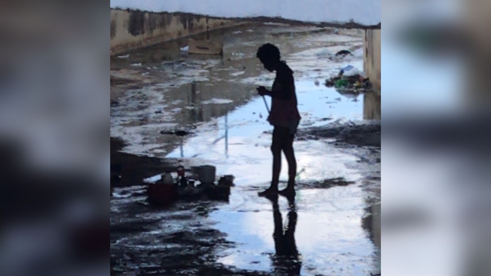 Mulher em situação de vulnerabilidade segue morando dentro do canal no bairro Novo Horizonte, em Patos, e preocupa populares