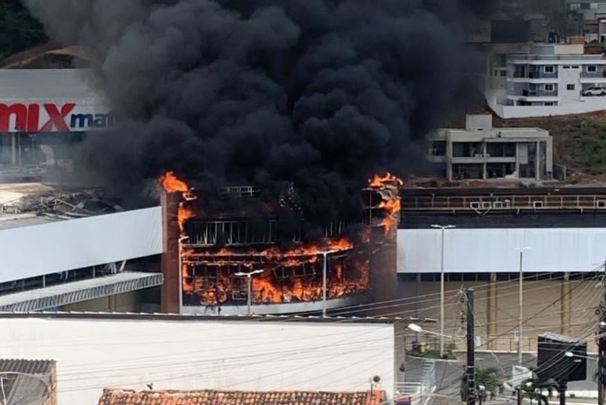 Incêndio de grandes proporções atinge shopping em Guarabira; veja vídeo
