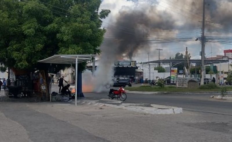 Motociclista sofre queda e moto pega fogo logo em seguida, próximo à antiga Estação Rodoviária, no Centro de Patos