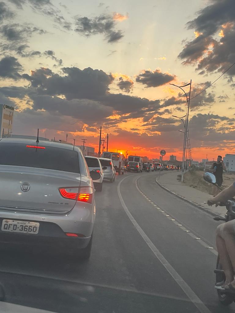 Nuvens frustram observação do eclipse solar na Alça Sudeste, em Patos; veja vídeo