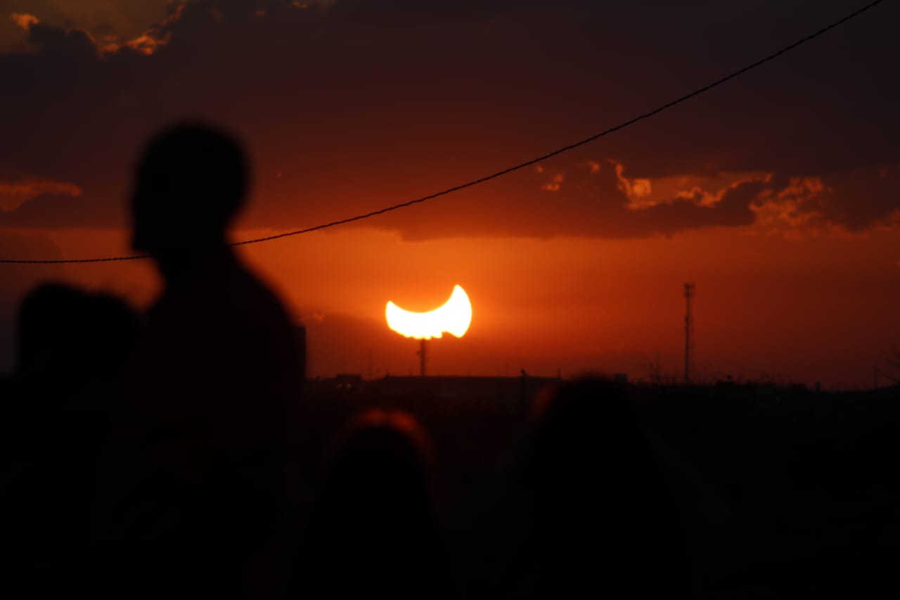 Confira como foi a observação do eclipse solar na Alça Sudeste, em Patos; veja reportagem