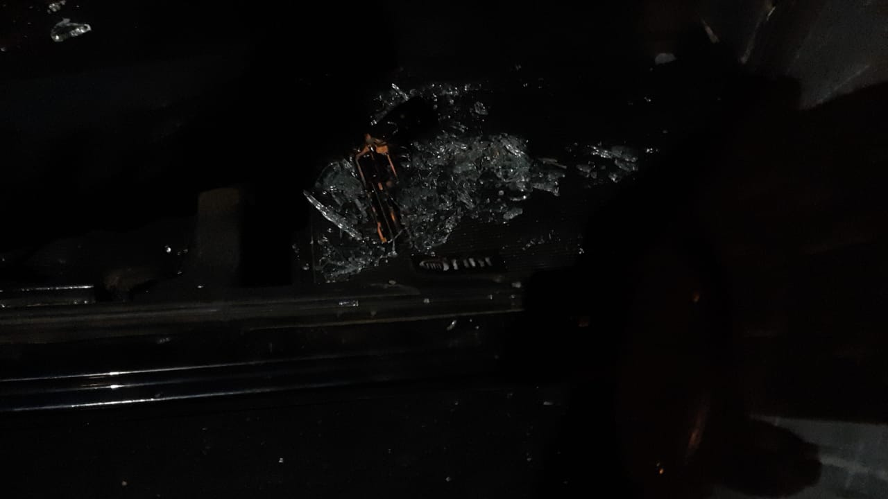 Polícia investiga carro crivado de balas que foi abandonado no bairro Belo Horizonte, em Patos, na noite deste domingo (15)