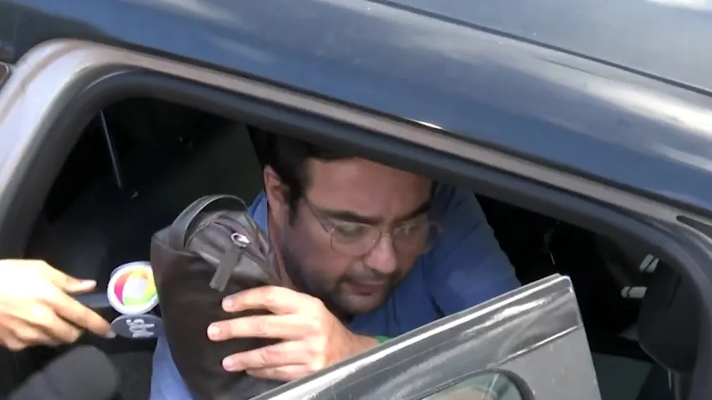 Advogado flagrado agredindo mulher em elevador foi preso após ameaçar testemunhas na delegacia; vítima não quis medida protetiva