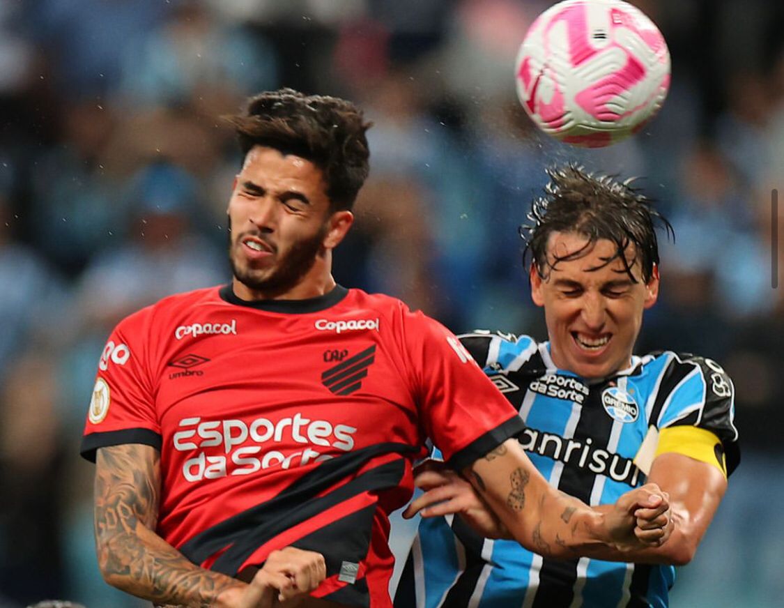 Athletico-PR vira no fim sobre o Grêmio, que se complica na luta pelo título do Brasileirão