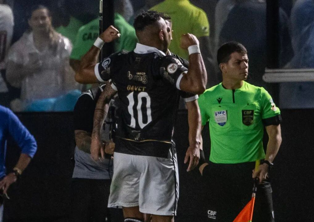 Payet desencanta, Vasco vence o Fortaleza e dorme fora da zona de rebaixamento; veja o resultado