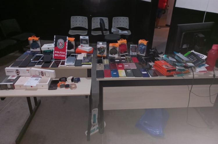 Homens armados assaltam loja de celulares no Centro de Cajazeiras e dois são detidos pela PM