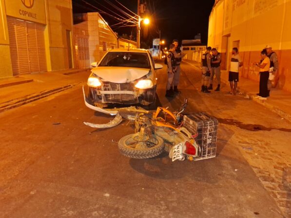 Uma pessoa fica ferida em colisão entre moto e carro no Centro de Piancó