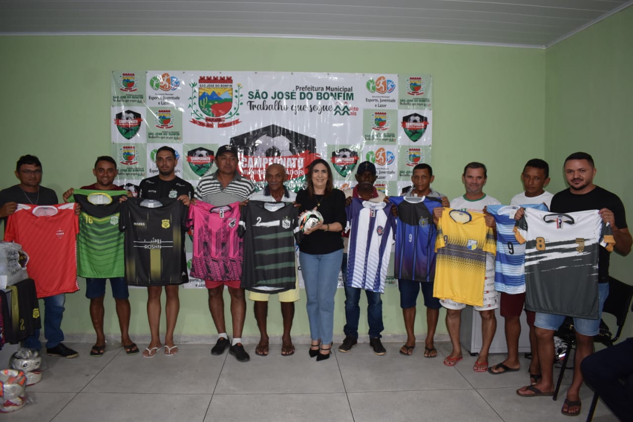 Secretaria de Esportes de São José do Bonfim entrega uniformes e bolas às equipes do Campeonato Municipal Amador 2023