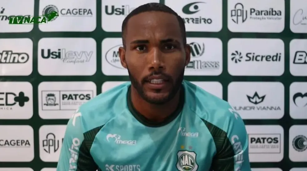 Polícia da Bahia encontra três cães sem água e comida na casa de jogador de futebol que foi preso em Patos