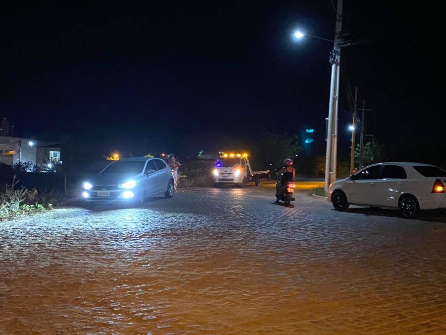 Motorista perde controle de carro e capota dentro de vala na noite deste sábado (21), no bairro Novo Horizonte, em Patos