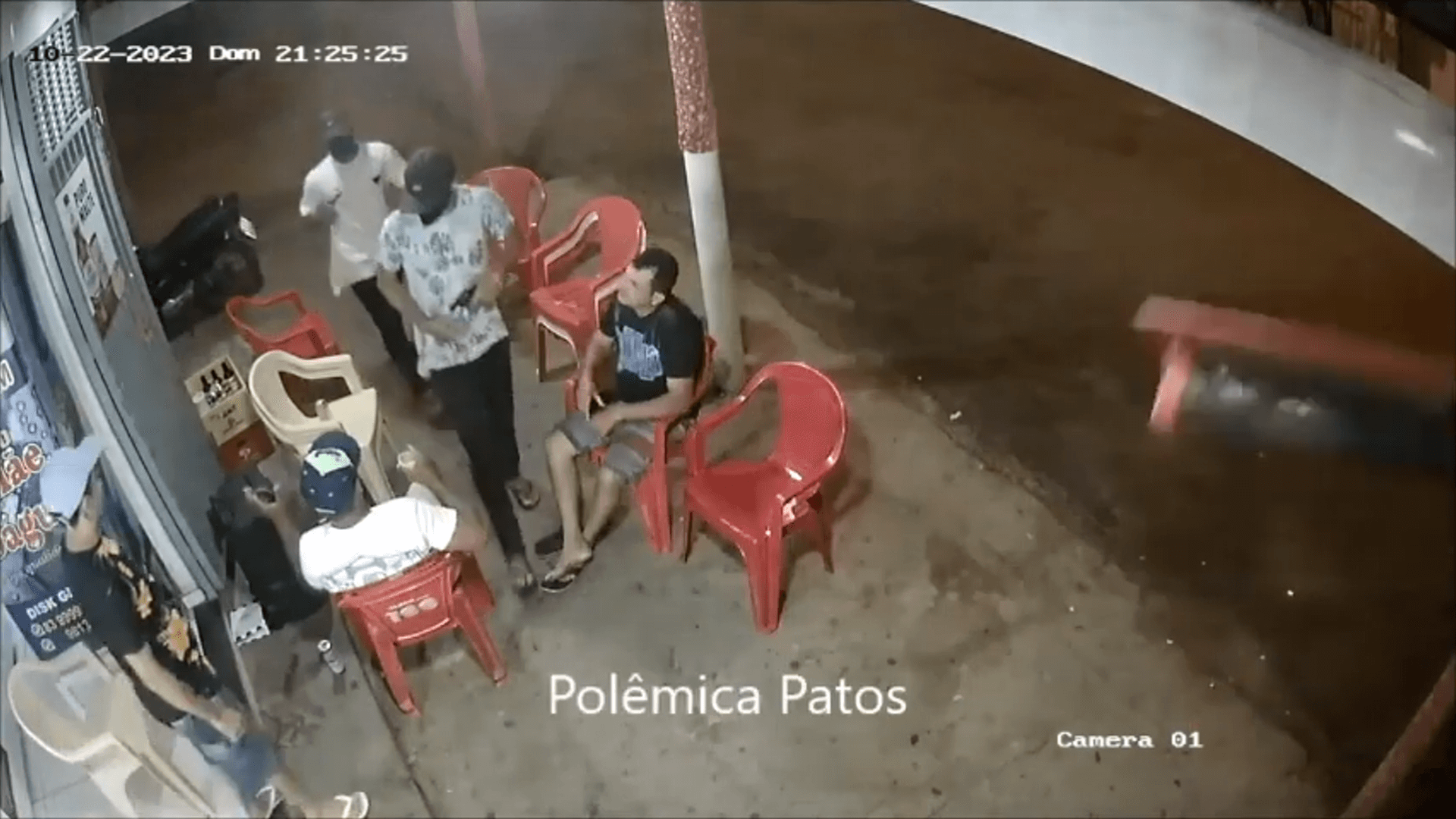Dupla armada assalta conveniência no bairro São Sebastião na noite deste domingo (22), em Patos; veja vídeo