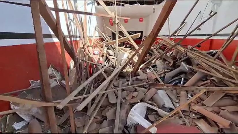 Parte do teto de loja de motocicletas desaba e local é interditado pelo Corpo de Bombeiros, em Sousa