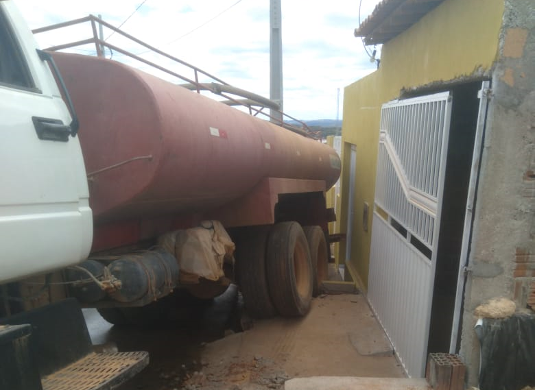 No Vale do Piancó: motorista de caminhão-pipa perde controle e bate em casa