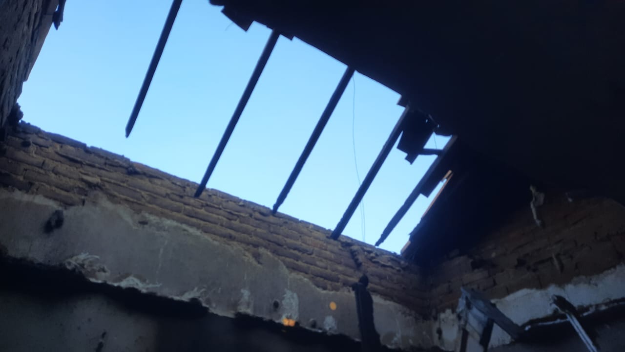 Mistério: homem invade propriedade rural em Quixaba e ateia fogo em imóvel na noite desta terça-feira (24); veja imagens