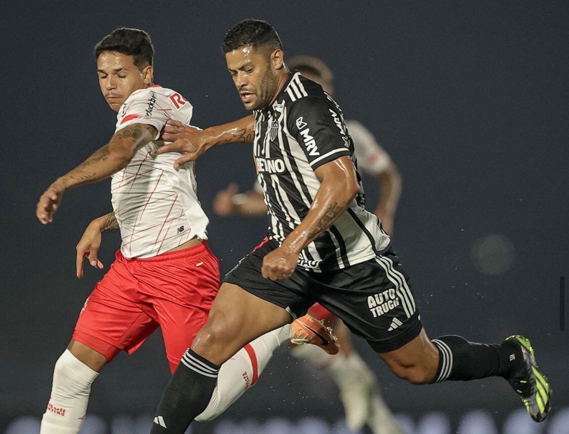 Léo Ortiz comete pênalti 'bizarro', Red Bull Bragantino perde do Atlético-MG e desperdiça chance de encostar no Botafogo