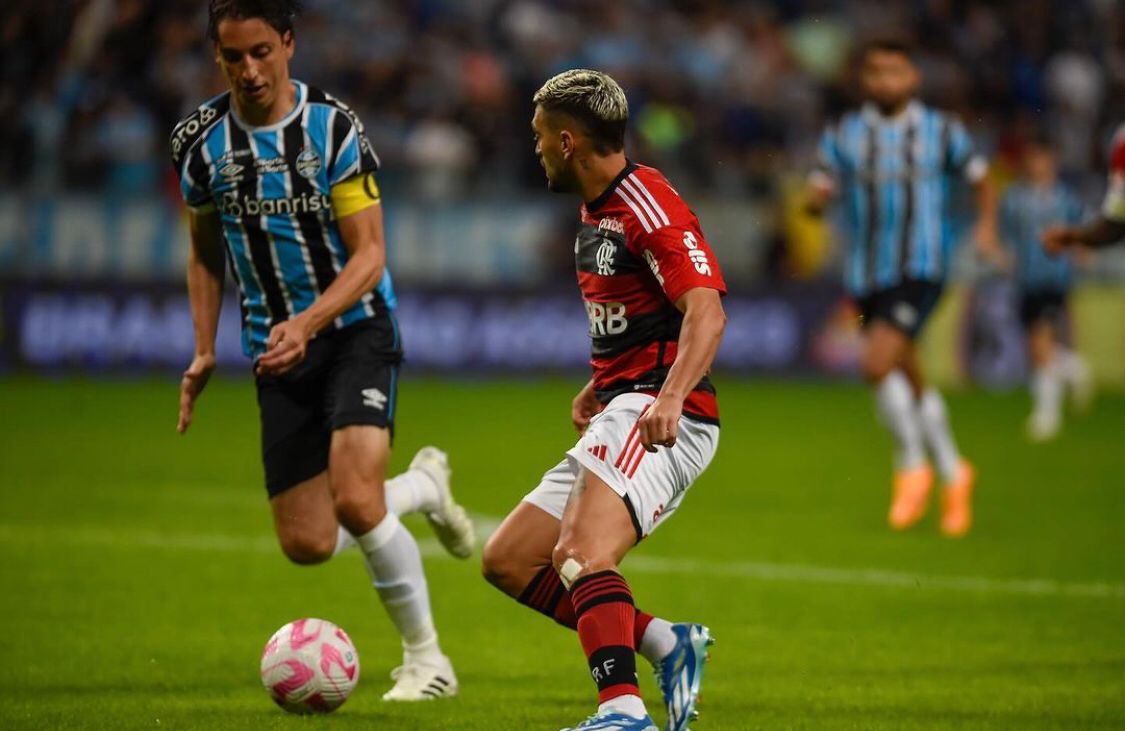 Cebolinha dá fim a jejum, mas Flamengo leva 'virada relâmpago' do Grêmio e cai para 4° no Brasileirão