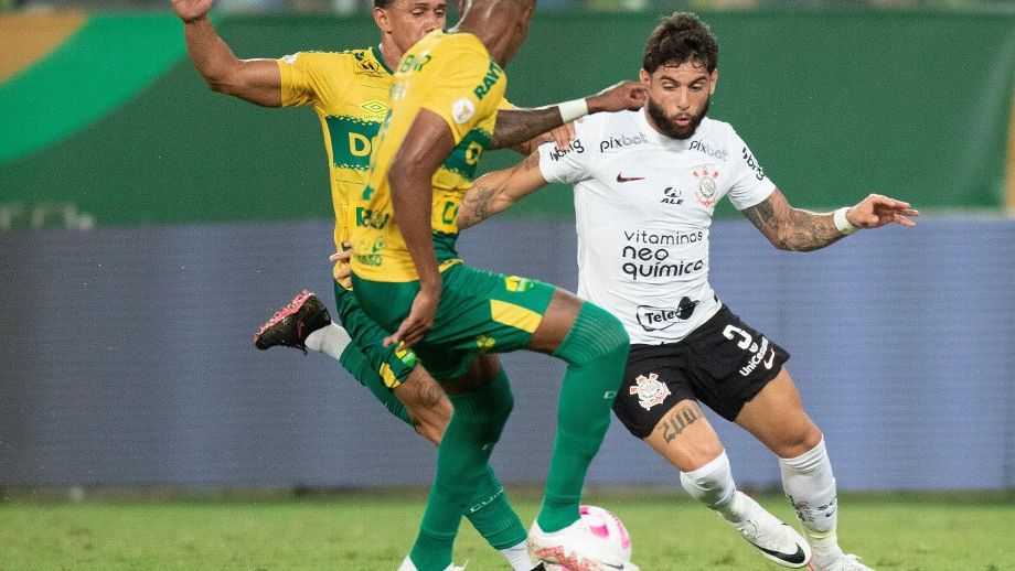 Corinthians bate o Cuiabá, consegue primeira vitória com Mano e se afasta do Z-4 do Brasileirão