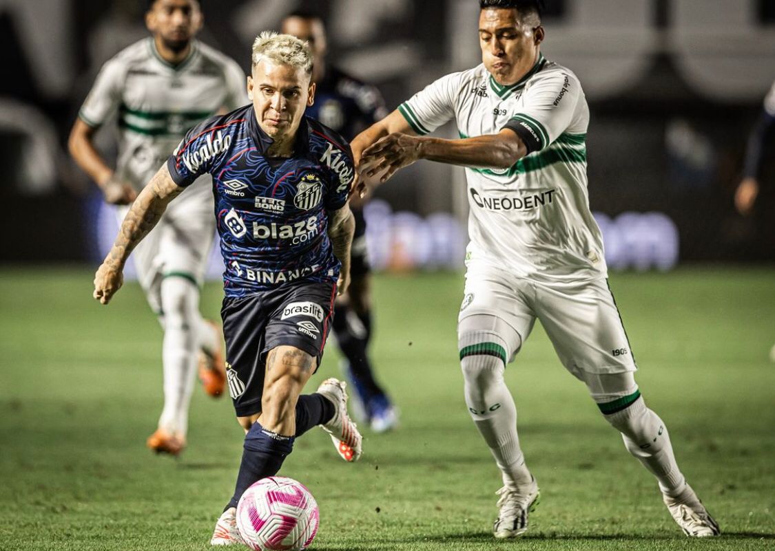 Marcos Leonardo decide, Santos vence Coritiba com um a mais e respira fora do Z-4