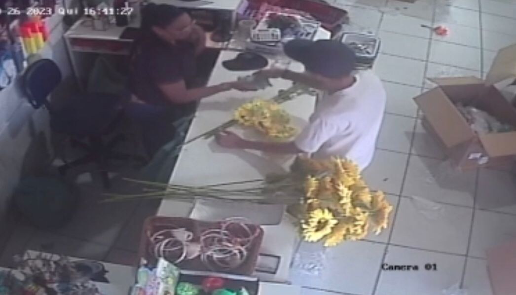 Estabelecimento comercial é assaltado na tarde desta quinta-feira (26), no Centro de Patos; veja vídeo