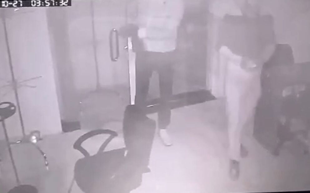 Em Patos: homens arrombam salão de beleza durante a madrugada e roubam mais de R$ 5 mil em produtos; veja vídeo