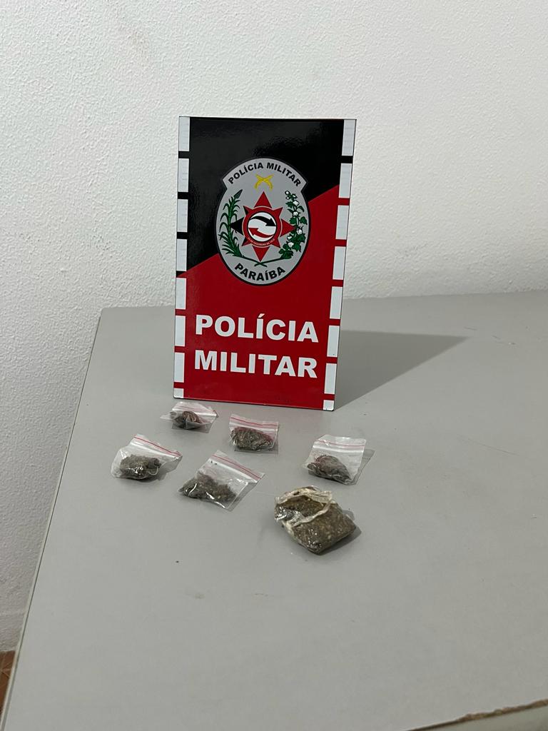Polícia Militar conduz indivíduo à Delegacia por corrupção de menores e posse de entorpecentes, no Bairro Cruz Da Menina, em Patos