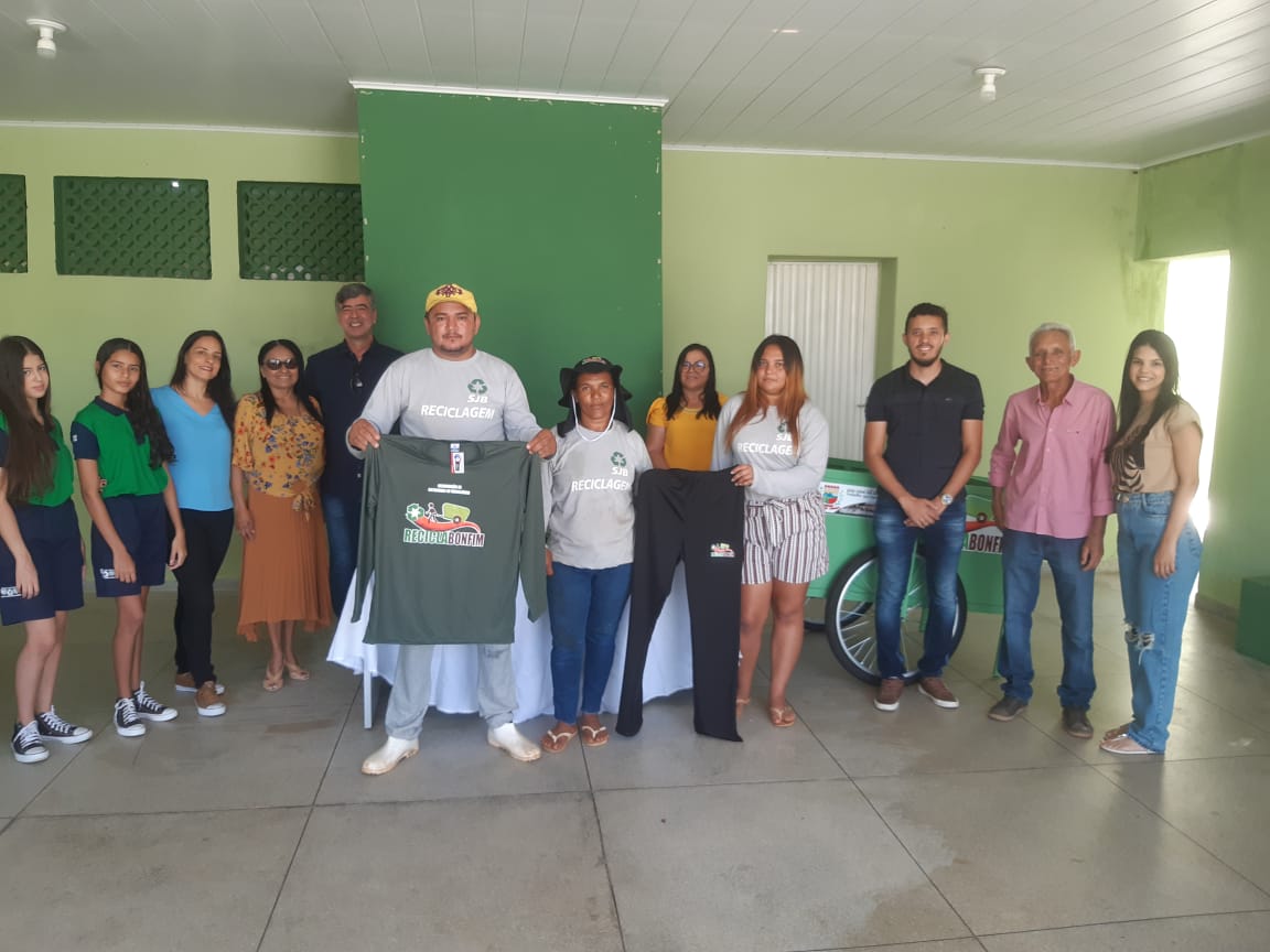 Prefeitura de São José do Bonfim entrega carrinhos de coleta de resíduos, balanças, fardas e EPI's à Associação de Coletores de Resíduos