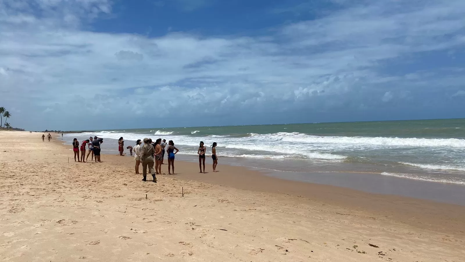 Três pessoas se afogam em praia paraibana e jovem de 17 anos está desaparecido
