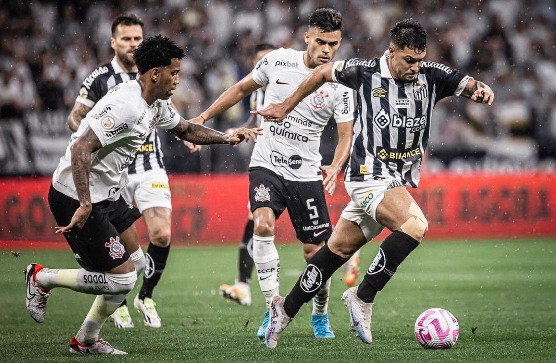 Corinthians e Santos ficam no empate em jogo marcado por gol contra bizarro de Jean Lucas e pênalti polêmico no fim