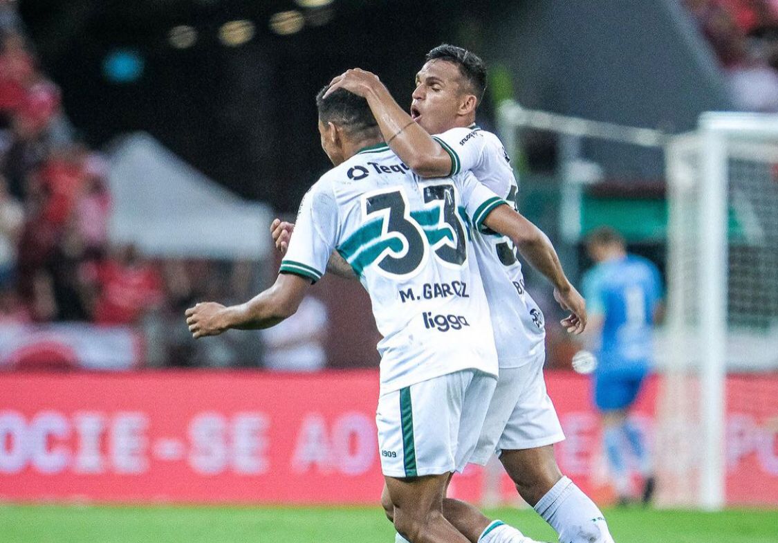 Com um a menos, Internacional leva quatro do Coritiba e é derrotado em casa