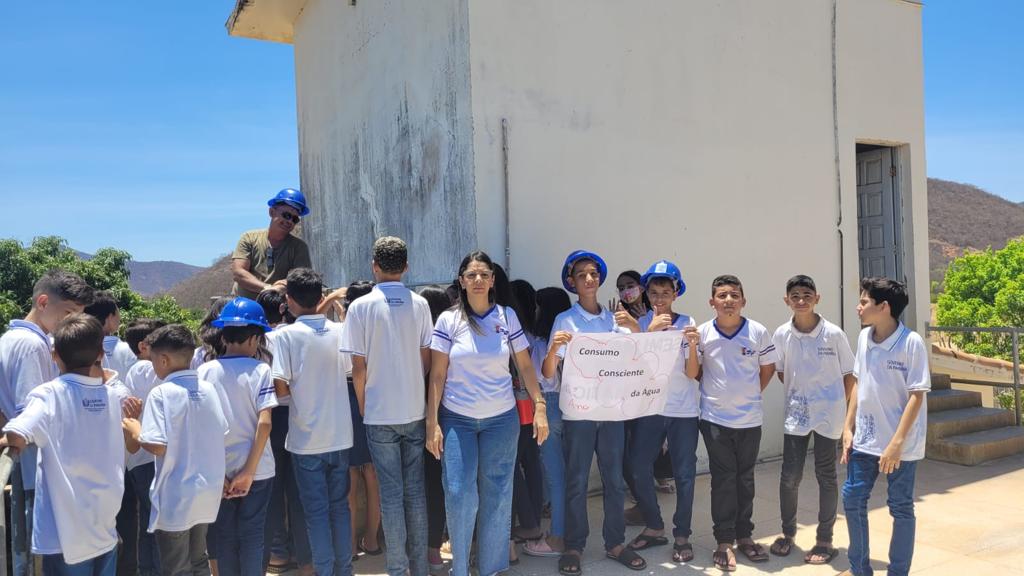 Alunos aprendem sobre a importância do uso consciente de água, em Nova Olinda-PB