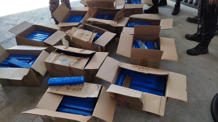 Além drogas, quase R$ 1 milhão em aparelhos eletrônicos foram apreendidos em caminhão durante ação da PF e PM, no Sertão