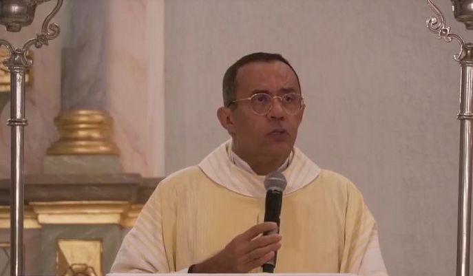 Padre Egídio vai à sede do Gaeco, mas opta por ficar em silêncio e sai escondido