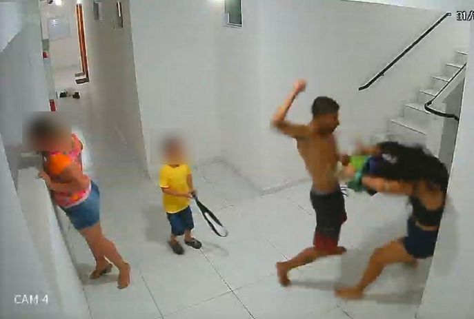Cenas fortes: mulher é agredida com socos e chutes na frente de crianças em João Pessoa; veja vídeo